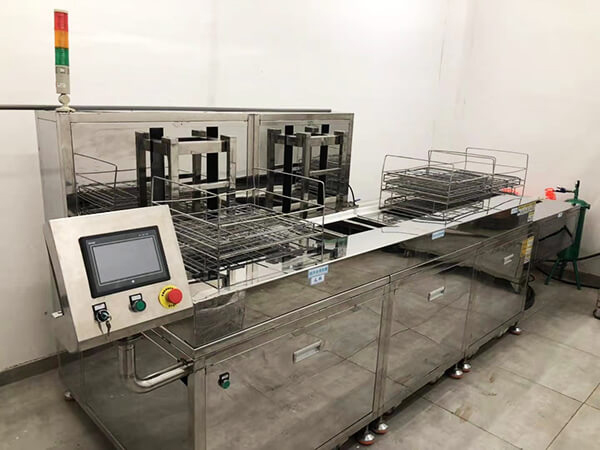 超聲波清洗機(jī)相比其它多種的清洗方式，超聲波清洗機(jī)顯示出了巨大的優(yōu)越性。超聲波清洗機(jī)尤其在專業(yè)化、集團(tuán)化的生產(chǎn)企業(yè)中，已逐漸用超聲波清洗機(jī)取代了傳統(tǒng)浸洗、刷洗、壓力沖洗、振動(dòng)清洗和蒸汽清洗等工藝方法。超聲波清洗機(jī)的高效率和高清潔度，得益于其聲