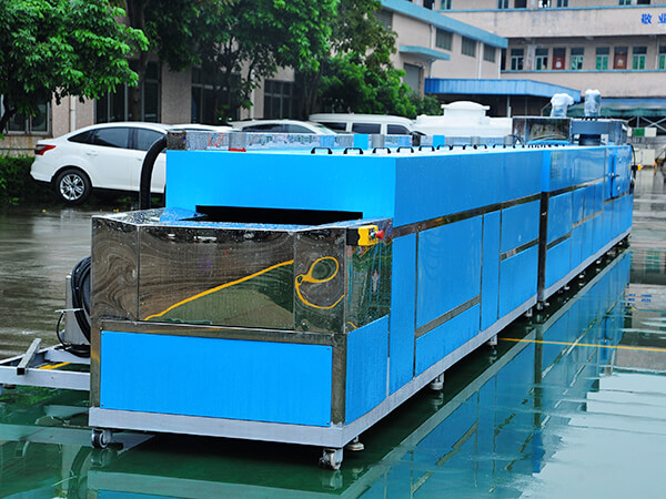 我們?nèi)粘Ｊ褂玫那逑礄C(jī)設(shè)備大多都是家用型的、工業(yè)型的、小型的等等，但對(duì)于醫(yī)用小型超聲波清洗機(jī)的使用就會(huì)比較的少，這種醫(yī)用超聲波清洗機(jī)大多都是使用在有關(guān)醫(yī)療的地方，那不知道你們對(duì)這種醫(yī)用型的超聲波清洗機(jī)都有哪些不一樣的了解呢，它和傳統(tǒng)清洗又有什