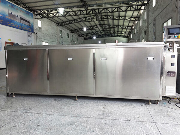 超聲波清洗機(jī)出現(xiàn)故障無(wú)法正常使用時(shí)，一般常見(jiàn)的是以下八種情況，針對(duì)這八種情況，進(jìn)行分析和檢測(cè)：　　一、保險(xiǎn)損壞：在開(kāi)機(jī)后如發(fā)現(xiàn)無(wú)電源顯示，無(wú)動(dòng)作，首先要看電源座內(nèi)保險(xiǎn)是否損壞?！　》治觯河锌赡苁怯脩?hù)接地線與火線或零線混用，并沒(méi)有接地（本機(jī)地