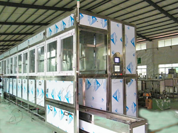 超聲波清洗機(jī)主要根據(jù)設(shè)備的復(fù)雜程度和應(yīng)用領(lǐng)域來(lái)分類(lèi)，一般分為單組合式、缸式、投入式和生產(chǎn)線式?！　?、組合式超聲波清洗機(jī)結(jié)構(gòu)較單槽式復(fù)雜，主要是集中了浸泡、清洗和漂洗等功能。這幾項(xiàng)功能也都通過(guò)超聲技術(shù)來(lái)實(shí)現(xiàn)的。它的特點(diǎn)主要是有一定的集成度，