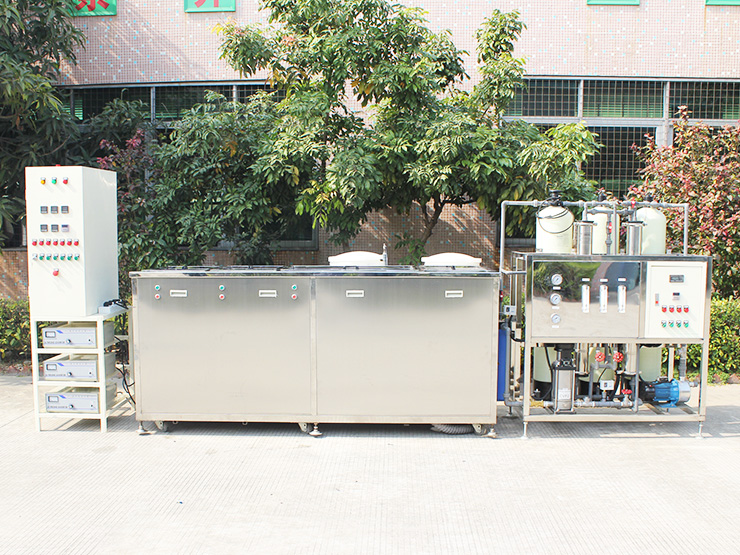 超聲波清洗機(jī)的日常維護(hù)、保養(yǎng)、注意事項(xiàng)：　　1.保持設(shè)備放置通風(fēng)、干燥、潔凈場(chǎng)地，有利于設(shè)備的長(zhǎng)期高效運(yùn)轉(zhuǎn)和使用壽命；　　2.使用前務(wù)必一定請(qǐng)仔細(xì)閱讀說(shuō)明書(shū)；　　3.電源：使用合符設(shè)備規(guī)格的電源及電源線，用戶(hù)方必需裝設(shè)專(zhuān)用于清洗機(jī)的空氣開(kāi)關(guān)