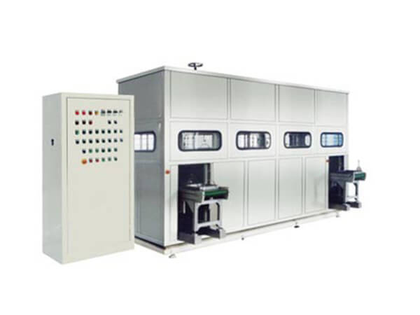 技巧一：使用超聲波清洗機(jī)應(yīng)注意什么問題？　　一、超聲波清洗機(jī)電源及電熱器電源必須有良好接地裝置。　　二、超聲波清洗機(jī)嚴(yán)禁無(wú)清洗液開機(jī)，即清洗缸沒有加一定數(shù)量的清洗液，不得合超聲波開關(guān)。三、有加熱設(shè)備的清洗設(shè)備嚴(yán)禁無(wú)液時(shí)打開加熱開關(guān)?！　∷?、